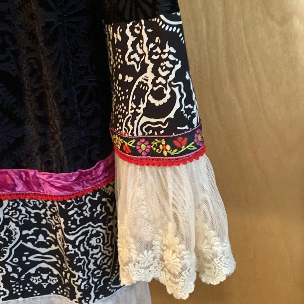 Ivy Jane Black Graphic Embellished Blouse - Picture 5 of 8